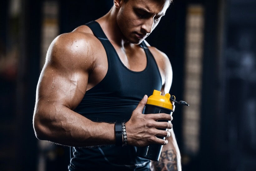 Homme récupère après une séance de musculation