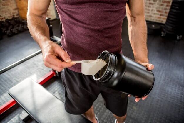 Homme utilisant la whey (Protéine de lactosérum)