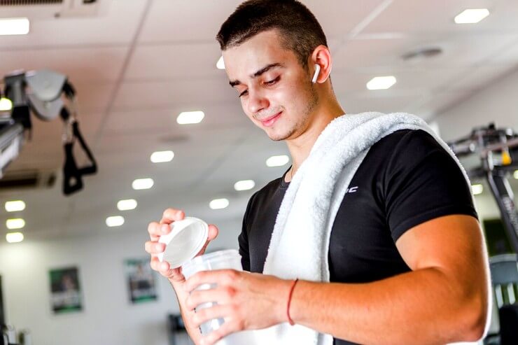 Jeune homme prend de la protéine