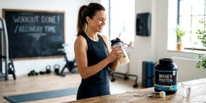 Femme qui prend la whey